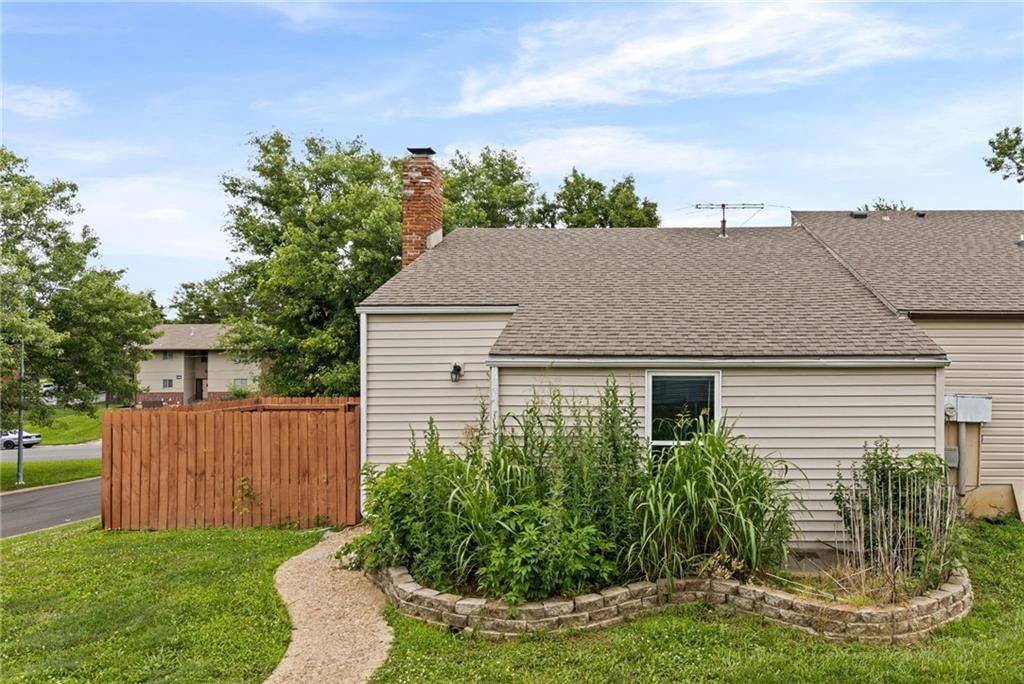 11230 College Avenue — photo 3
