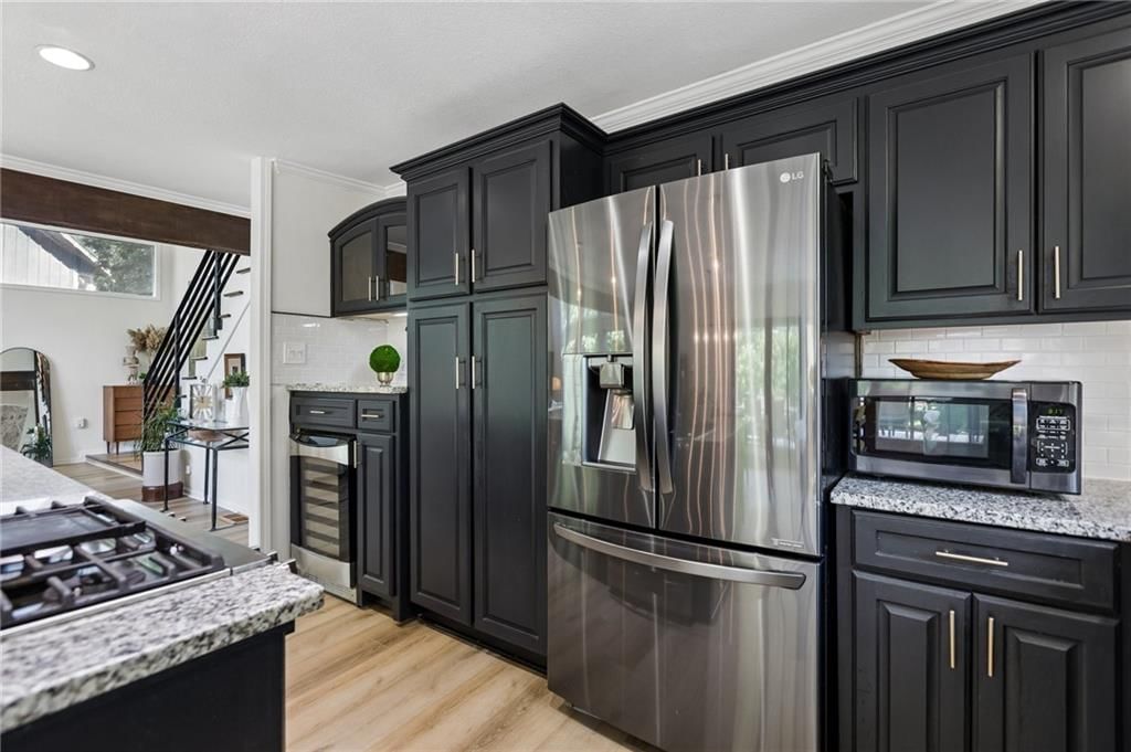 708 LAKE FOREST Drive — photo 3