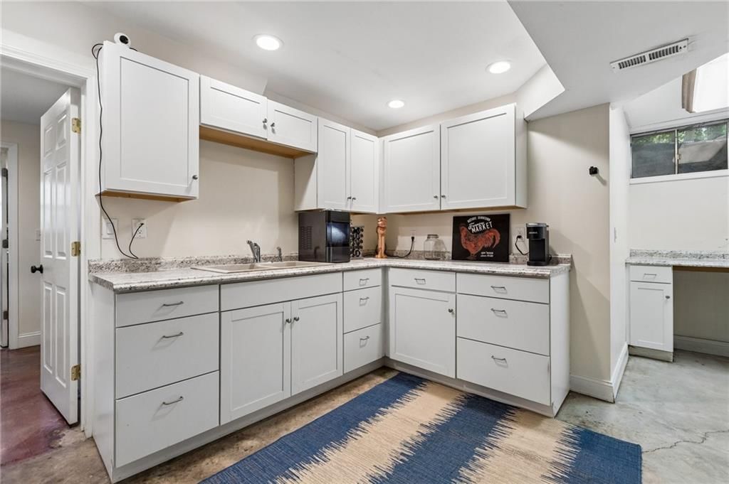 708 LAKE FOREST Drive — photo 32