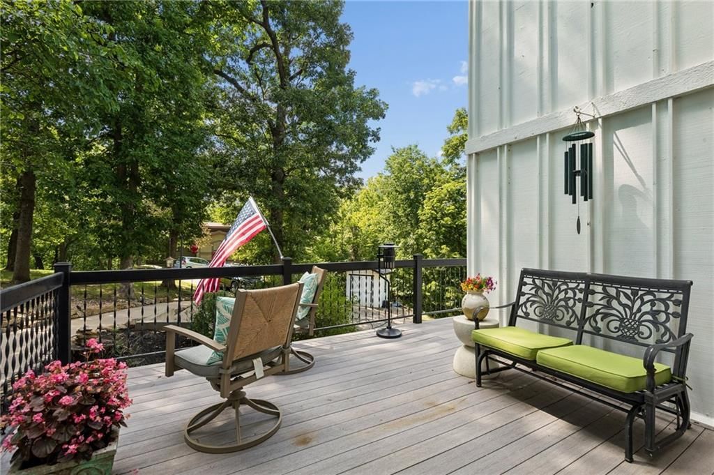 708 LAKE FOREST Drive — photo 39