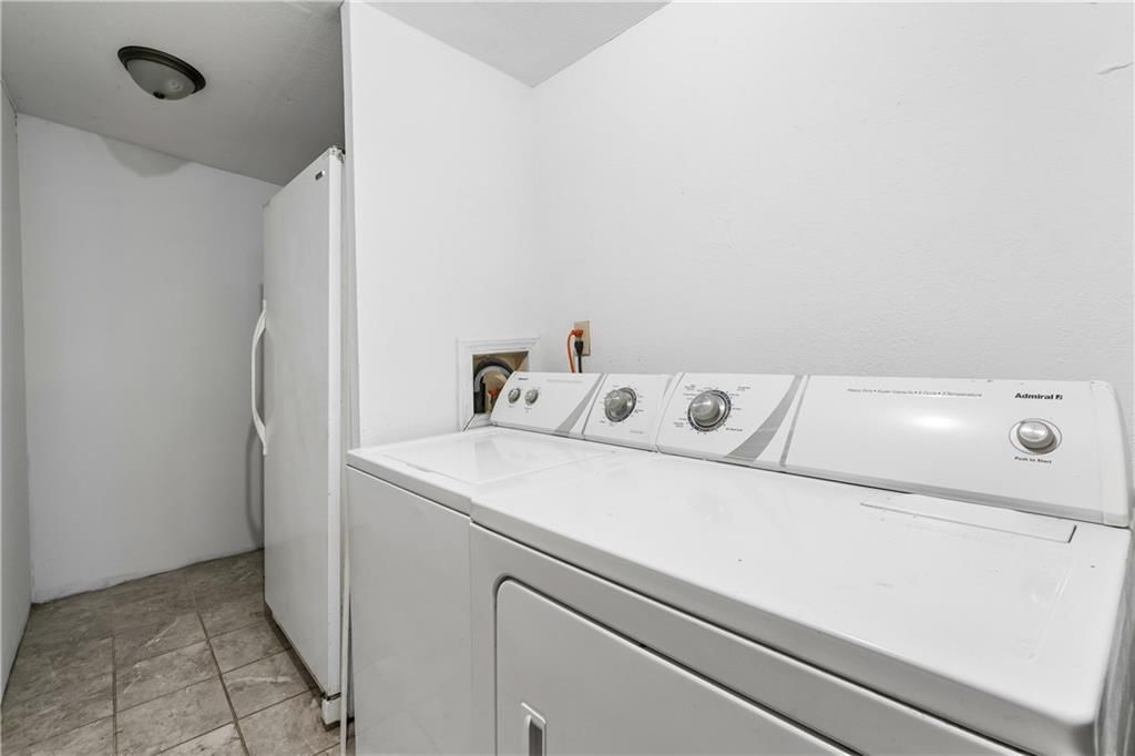 725 S Locust Street — photo 34