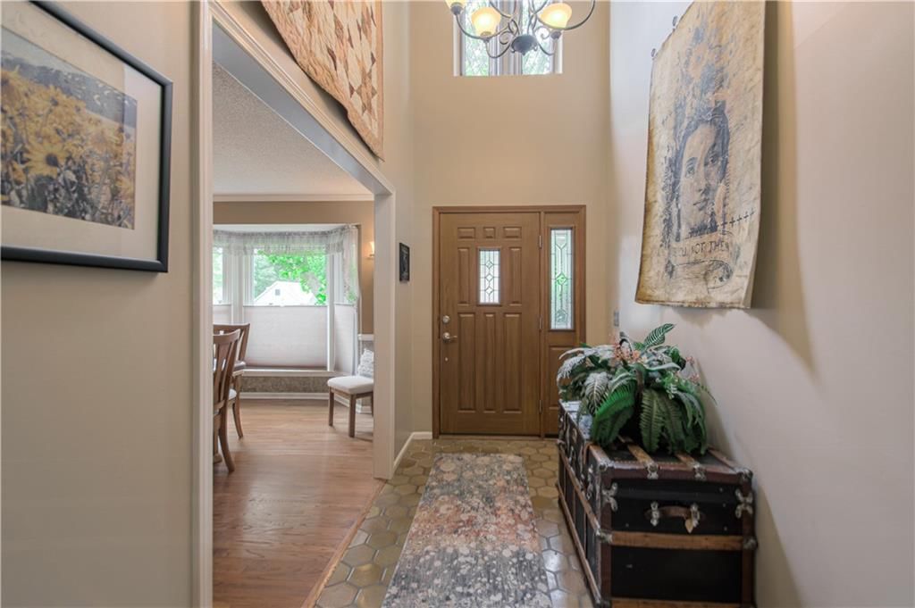 1144 Camelot Drive — photo 4