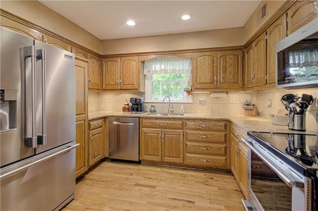 1144 Camelot Drive — photo 8