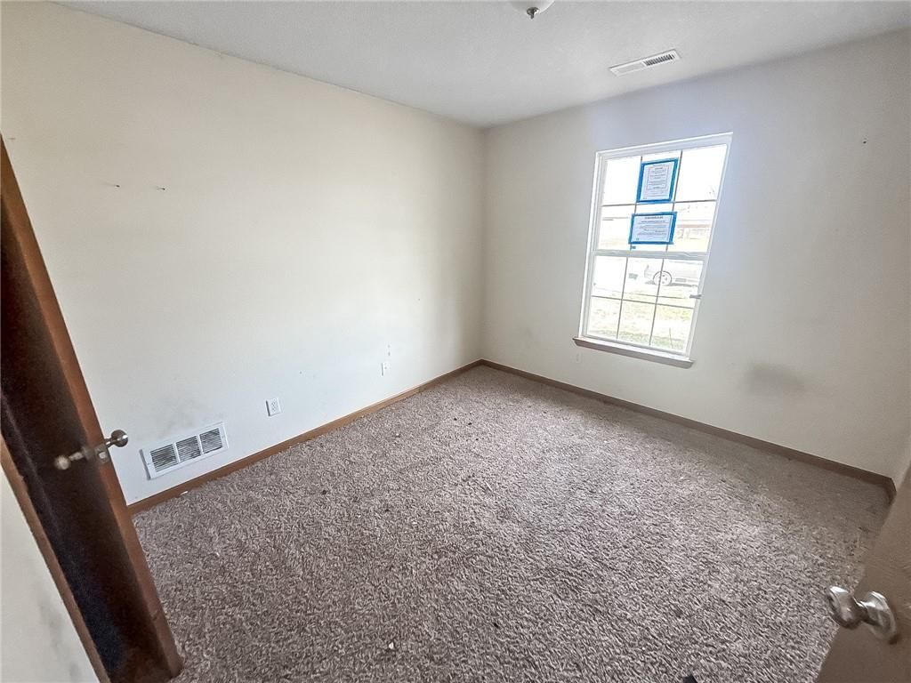 441 SW Laura Lane — photo 9