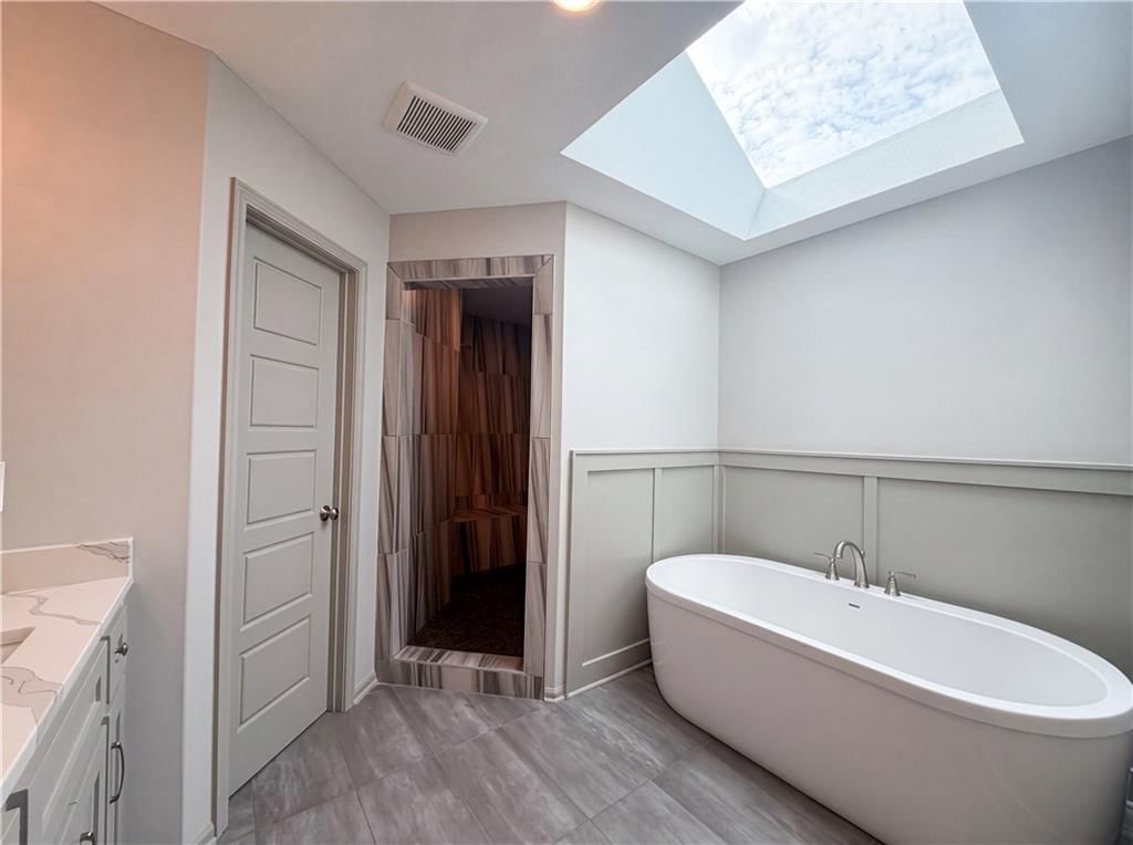 Freestanding tub at 7540 N Amity Avenue, Kansas City, MO 64152