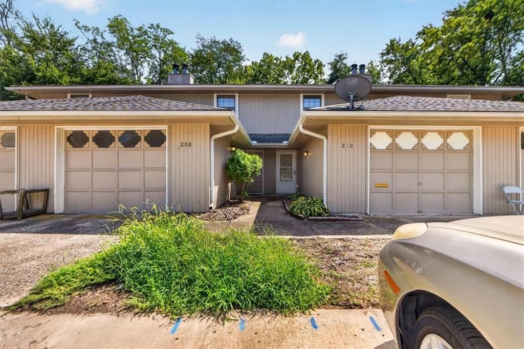 210 NW Nottingham Drive, Blue Springs, MO