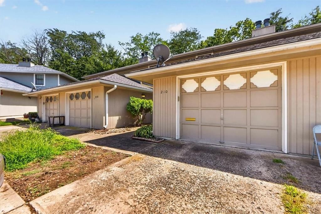 210 NW Nottingham Drive, Blue Springs, MO: listing photo 3