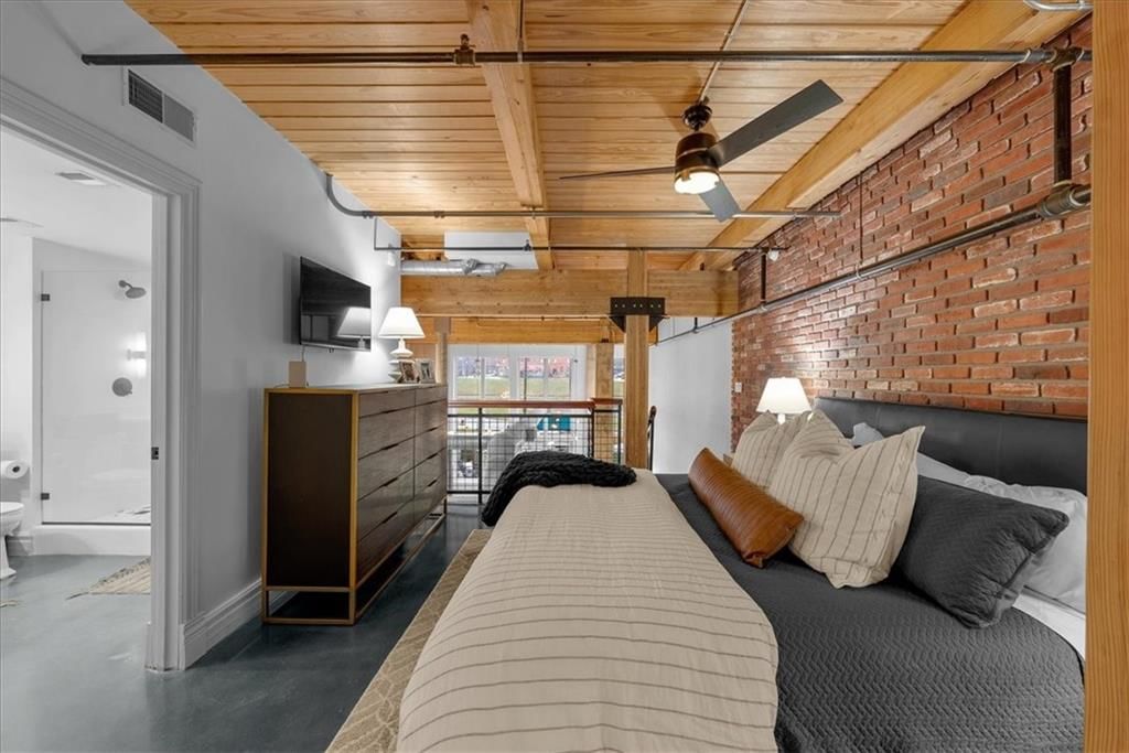 210 W 5th Street — photo 11