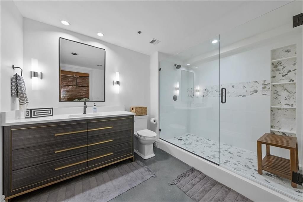 210 W 5th Street — photo 12