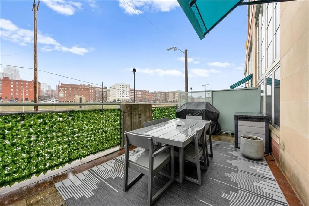 210 W 5th Street — photo 22