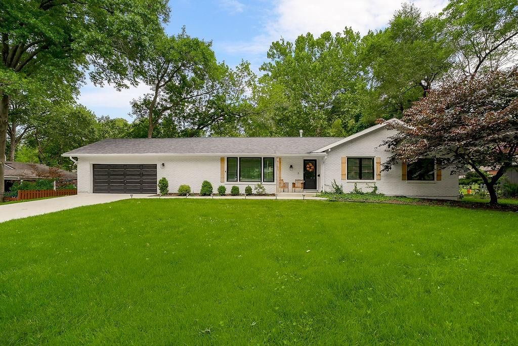 9101 Wenonga Road, Leawood, KS
