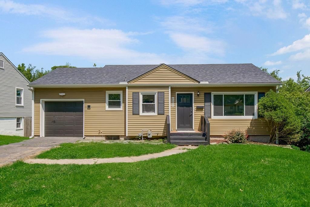 4921 Briar Street — photo 1