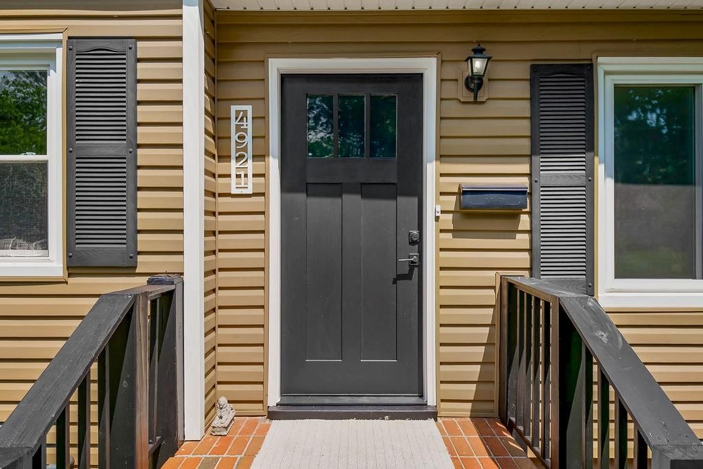 4921 Briar Street — photo 11