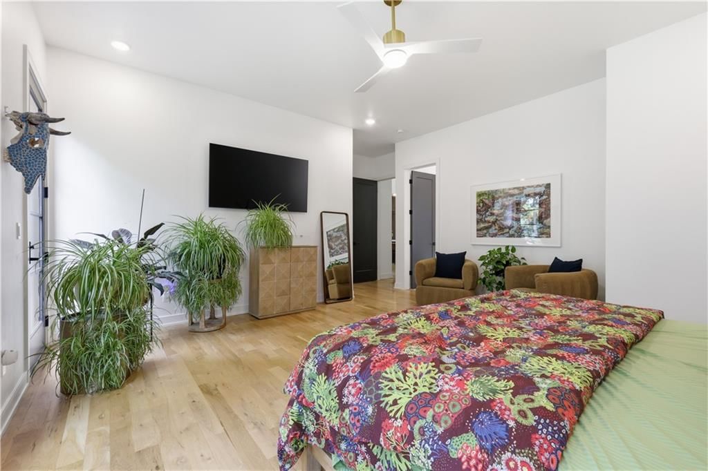 5330 Oak Street — photo 23