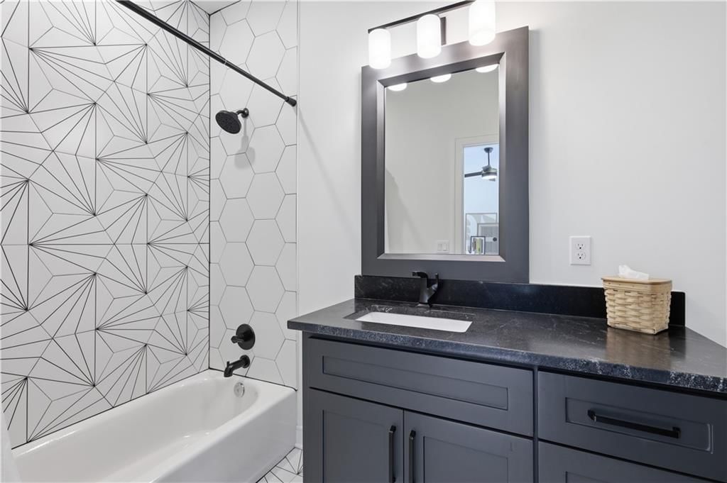 5330 Oak Street — photo 28
