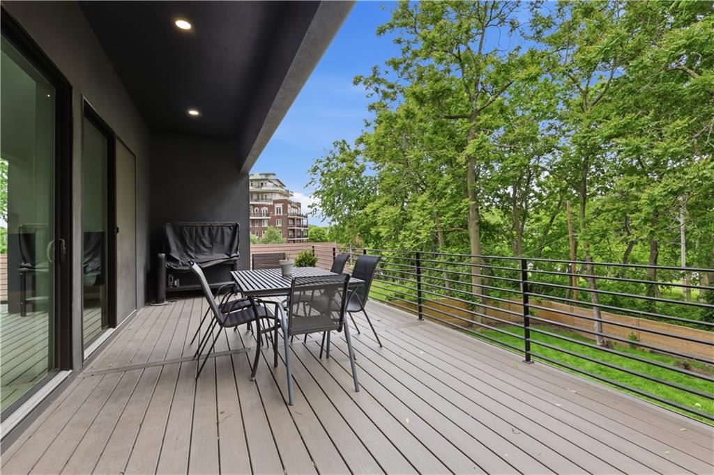5330 Oak Street — photo 33