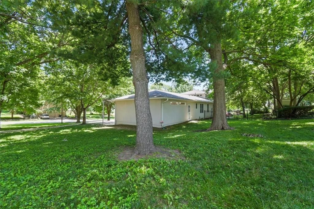 4242 N Grand Avenue — photo 41