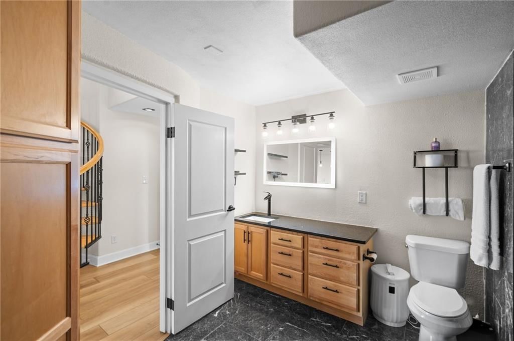 700 E 8th Street — photo 13