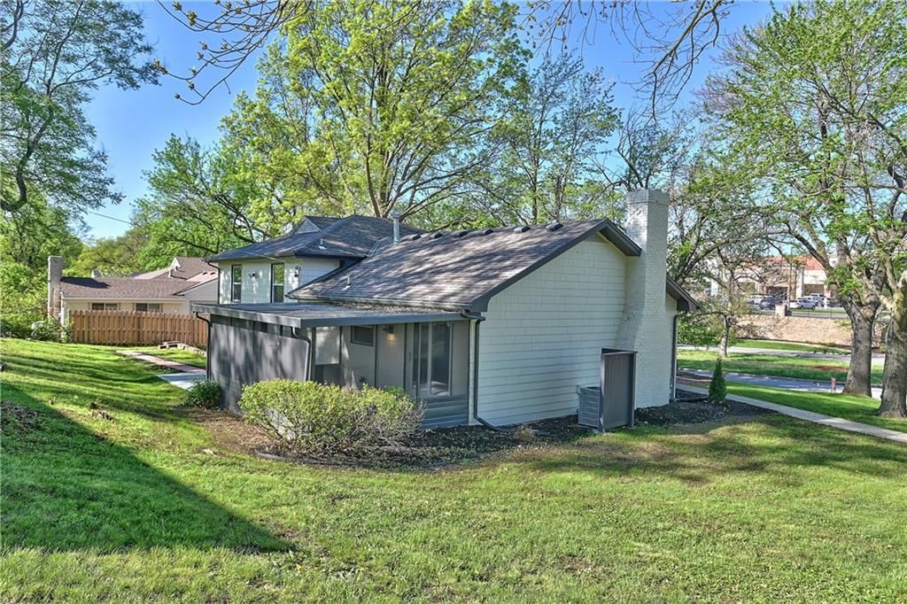 8701 Ward Parkway — photo 40