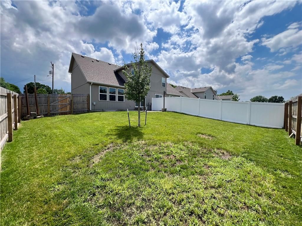 500 W Lawrence Avenue — photo 17