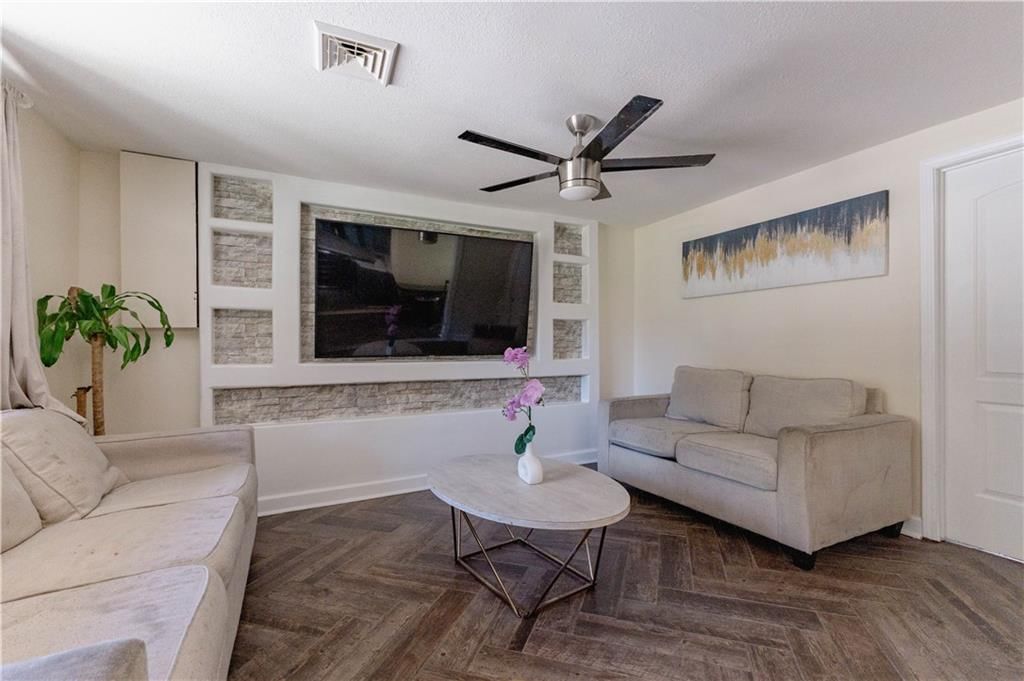 2900 Woodend Avenue — photo 3