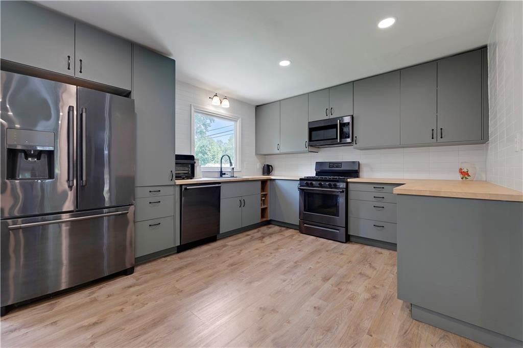 8929 Grandview Drive, Overland Park, KS