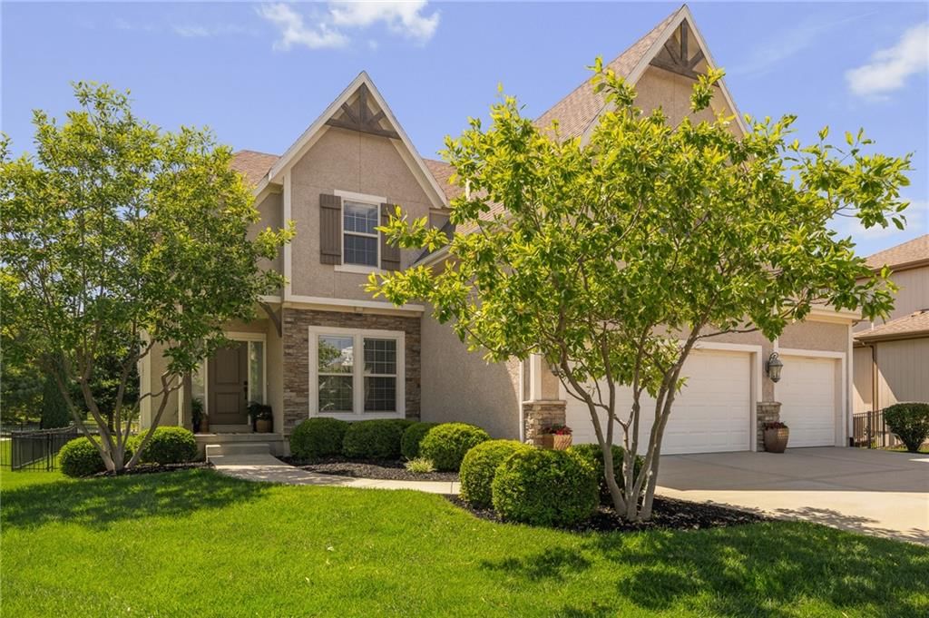 8608 W 165 Place, Overland Park, KS