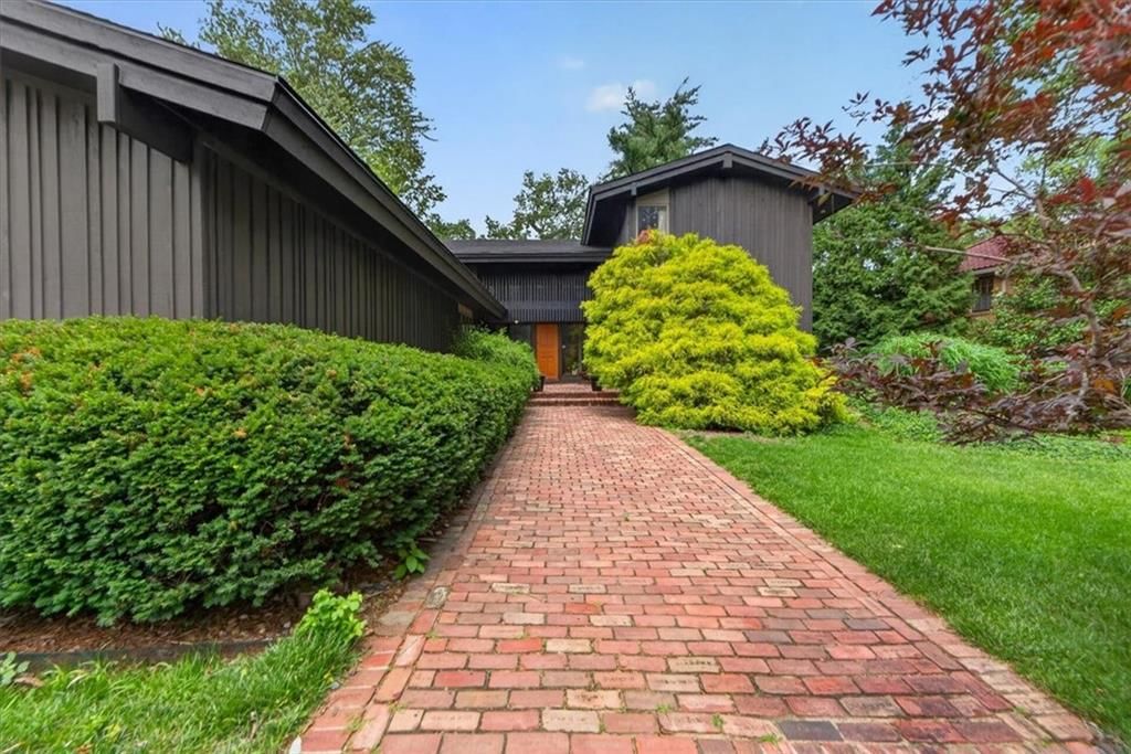 1024 Huntington Road — photo 3
