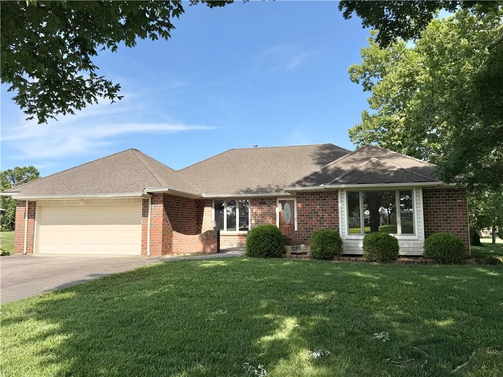 1001 Country Club Drive, Butler, MO
