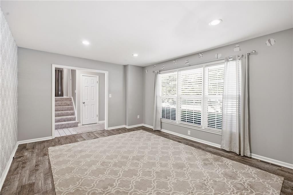 1109 Queens Place — photo 5