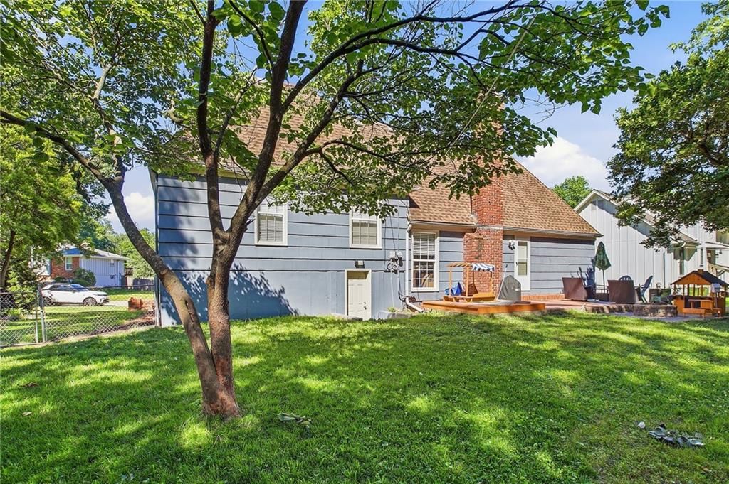 1109 Queens Place — photo 36