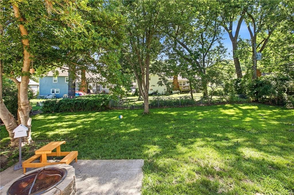 1109 Queens Place — photo 38
