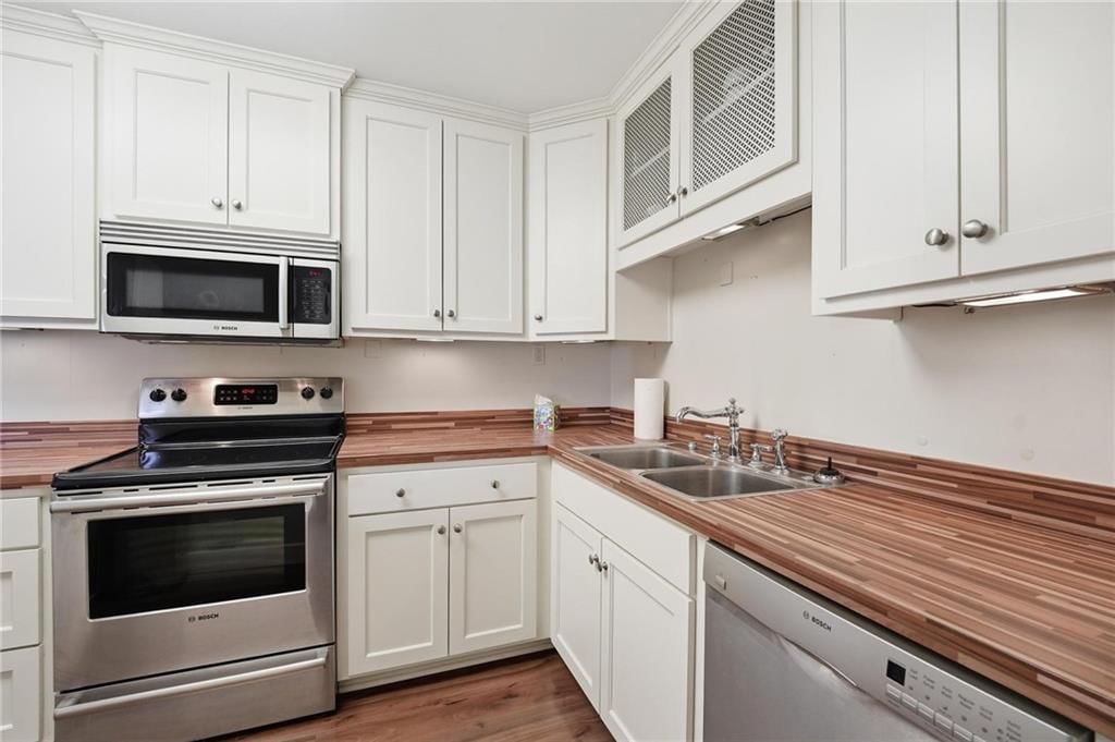 310 W 49th Street — photo 11