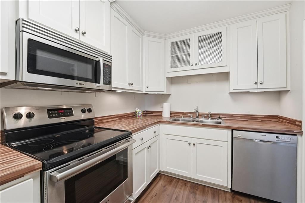 310 W 49th Street — photo 12