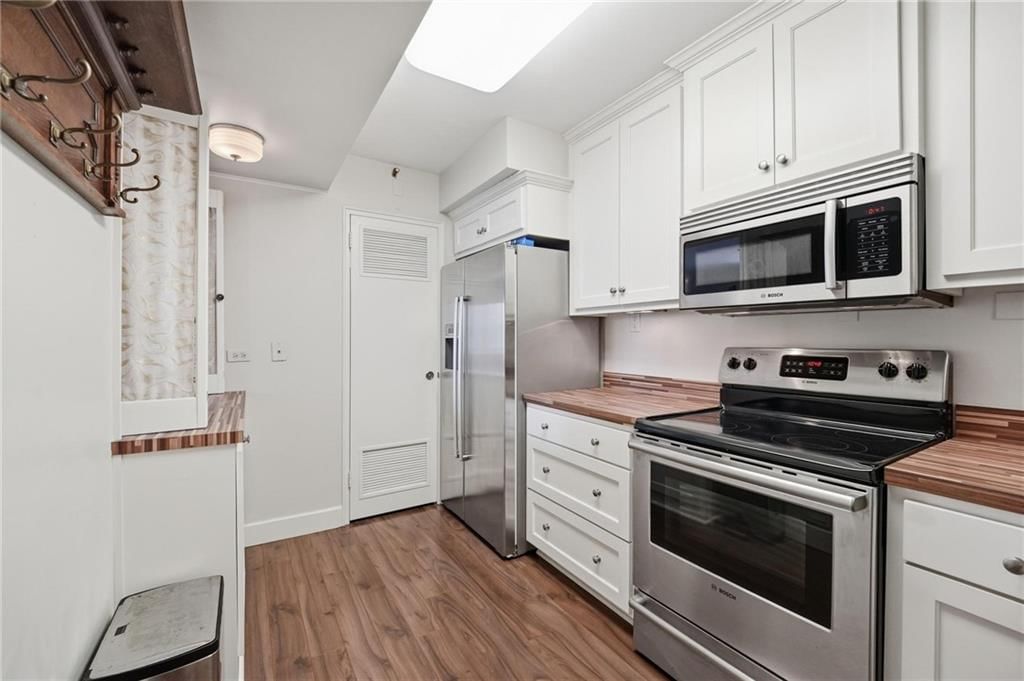 310 W 49th Street — photo 13