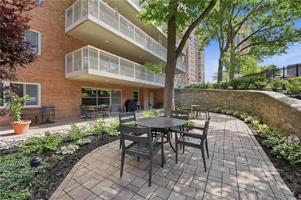 310 W 49th Street — photo 27