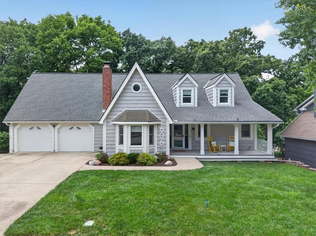 606 Camelot Drive — photo 2