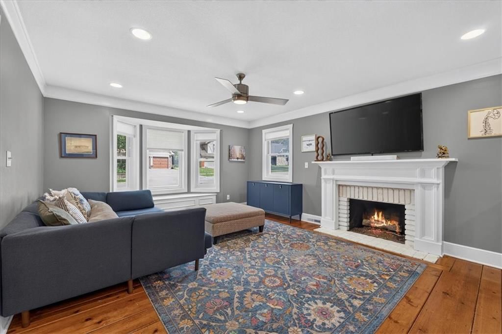 606 Camelot Drive — photo 8