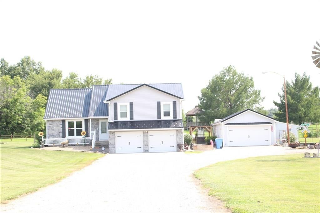 22215 Parallel Road — photo 1