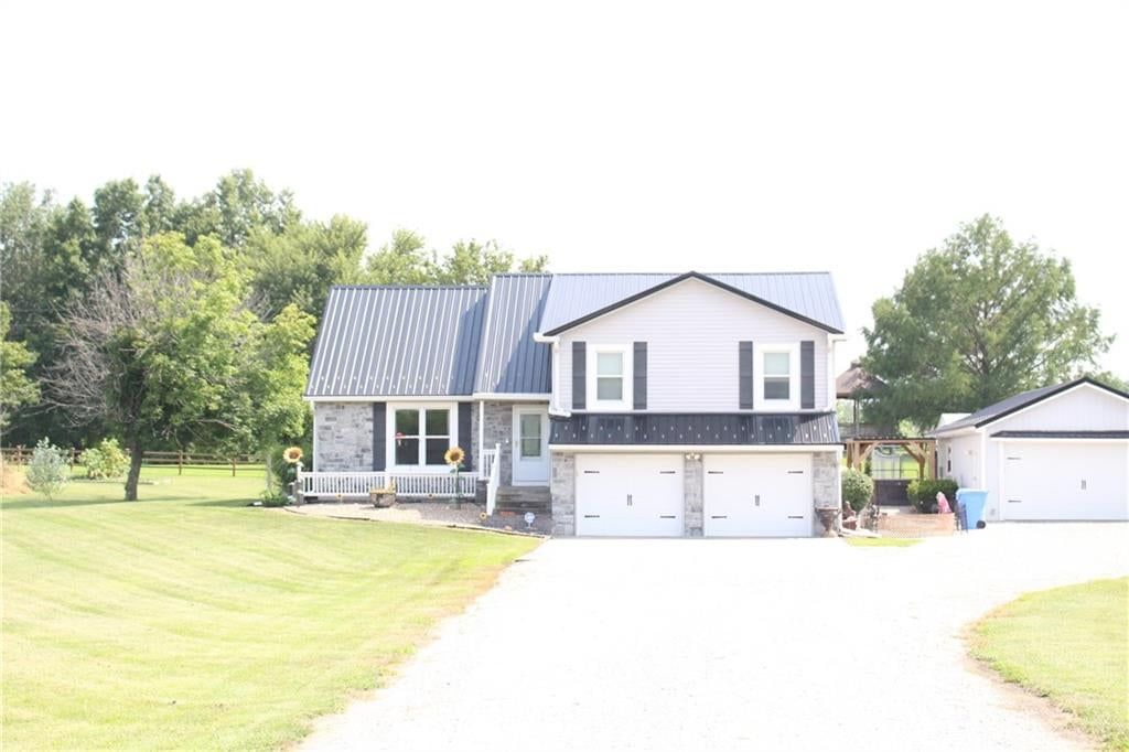 22215 Parallel Road — photo 3