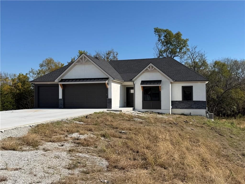 21503 Twin Oaks Parkway, Peculiar, MO: listing photo 2