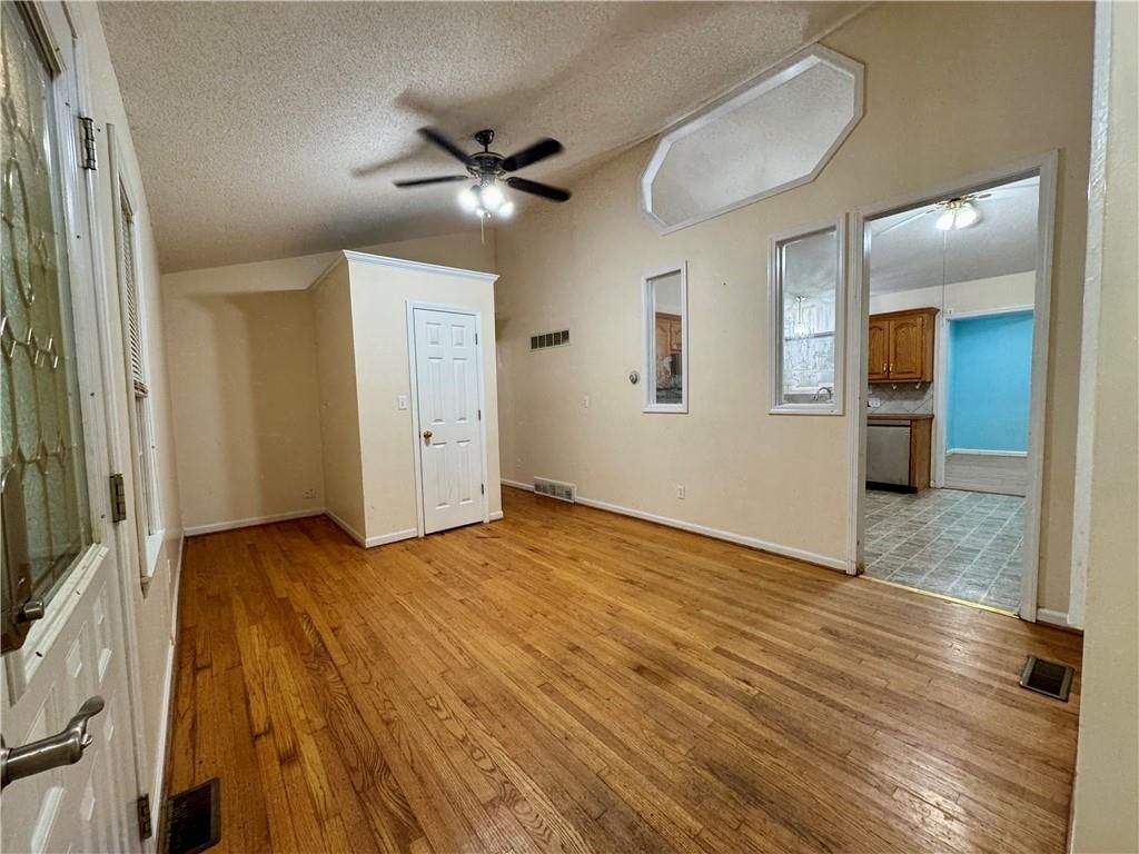 506 N Bynum Road — photo 6
