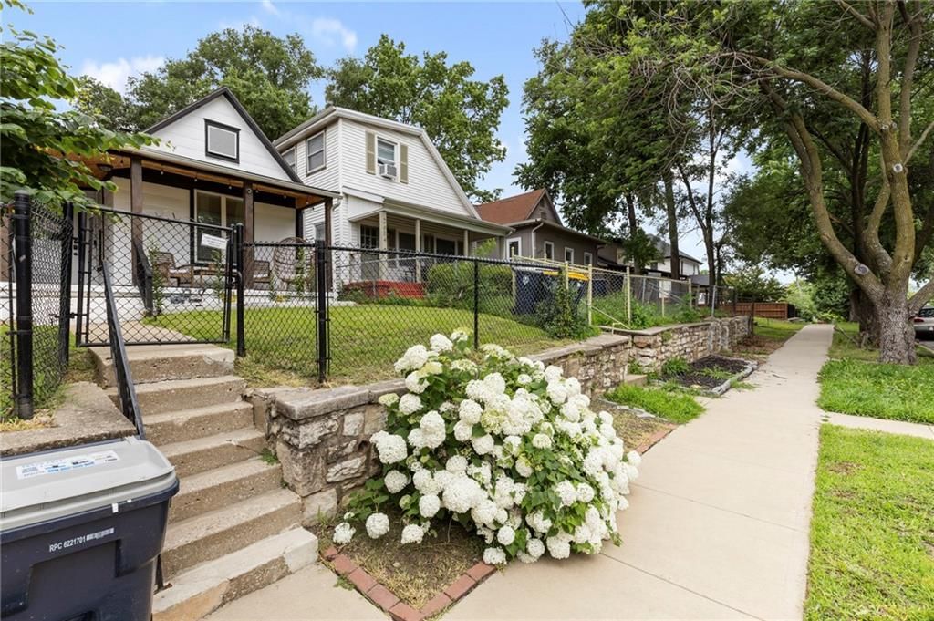 2636 Madison Avenue — photo 2