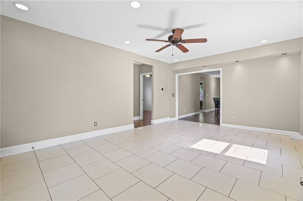 309 E Black Diamond Street — photo 8