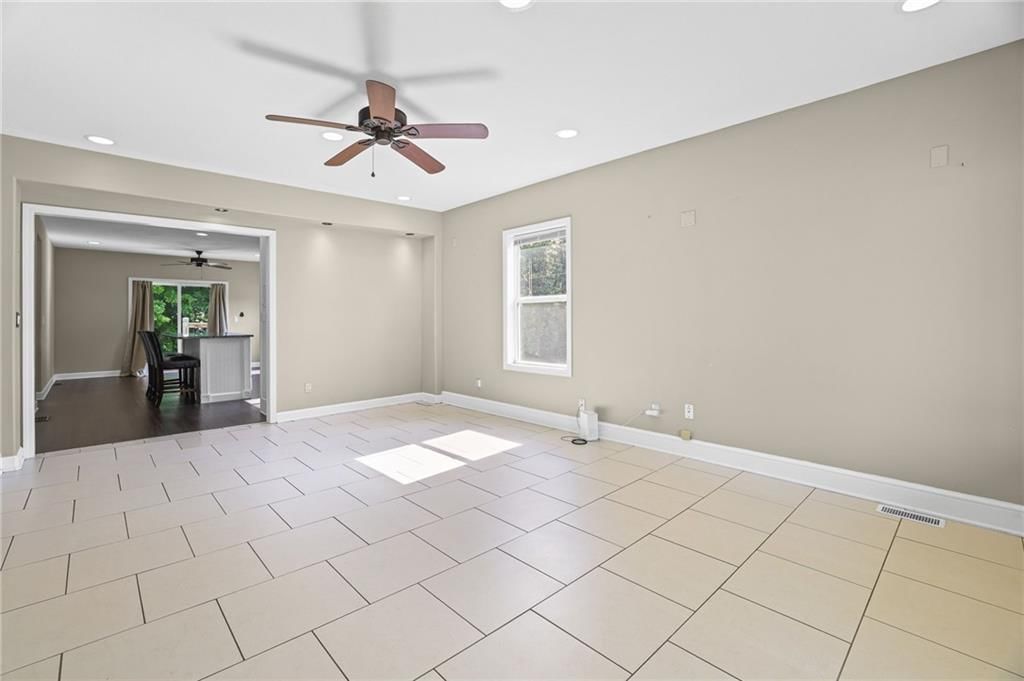 309 E Black Diamond Street — photo 9