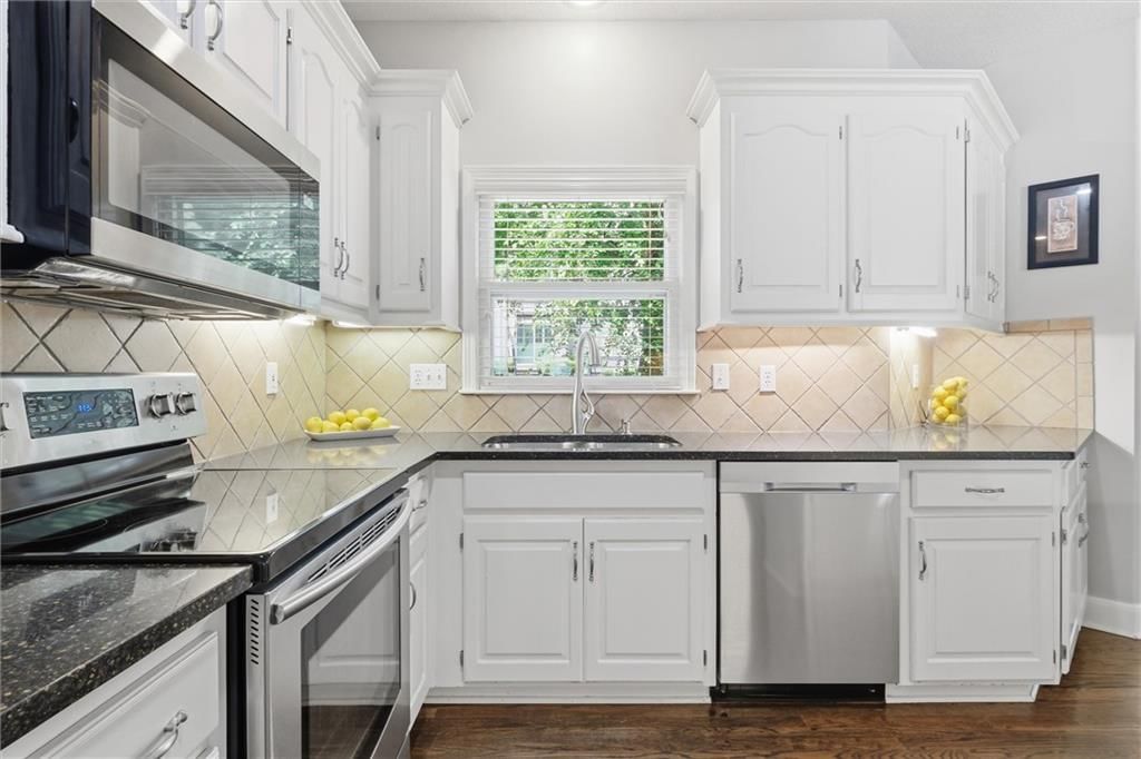 13848 Pembroke Drive — photo 17