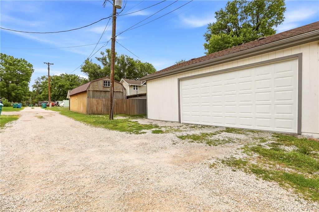 606 E Peoria Street — photo 46