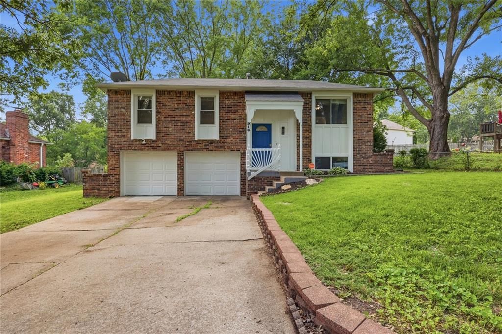 916 NW Berkshire Drive, Blue Springs, MO