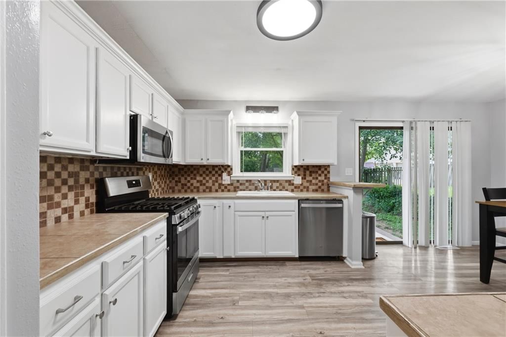 916 NW Berkshire Drive — photo 5
