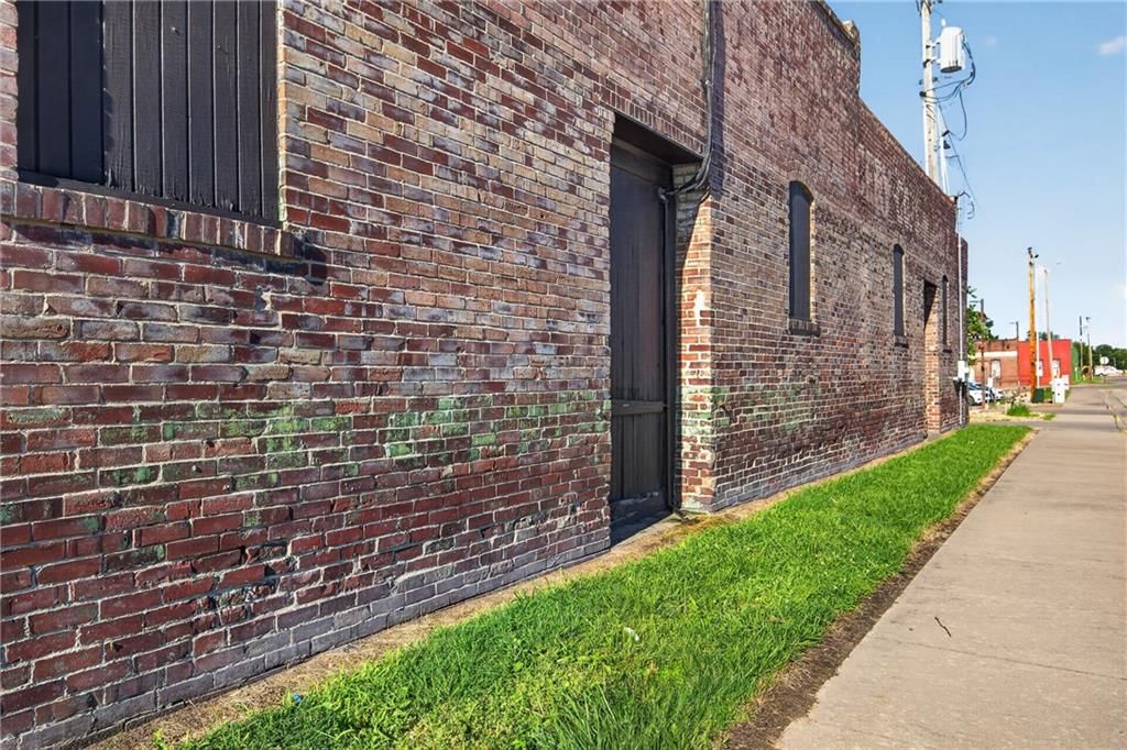 123 N Broadway Street — photo 7